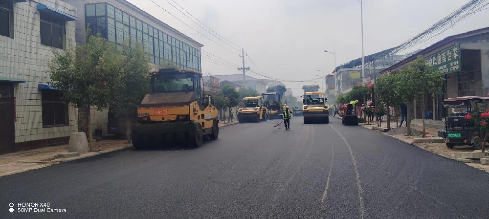 鄭州瀝青路面施工廠家攤鋪機的精準(zhǔn)操作：打造平整路面的關(guān)鍵